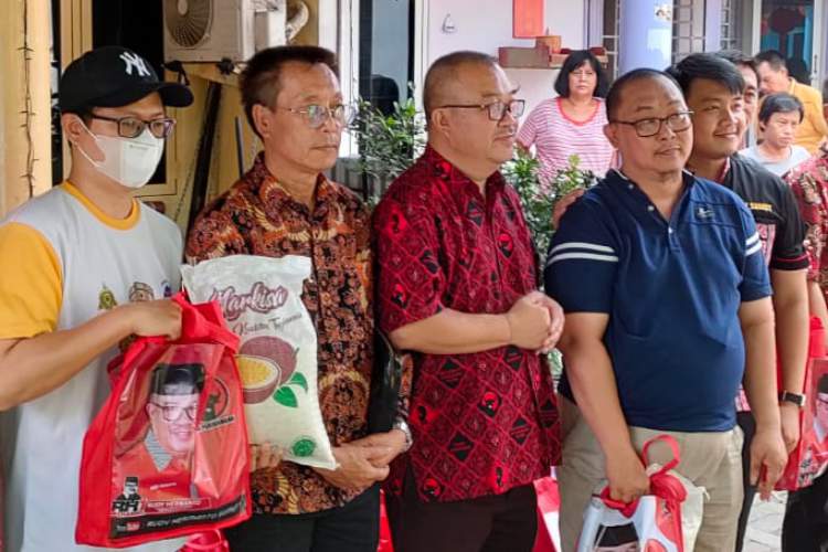 IMG-20230201-WA0014 Ketua SAHABAT SEJATI, Edy Tanjaya (kedua dari kiri) bersama anggota DPRD Sumut Rudy Hermanto saat kegiatan bakti sosial beberapa waktu lalu.
