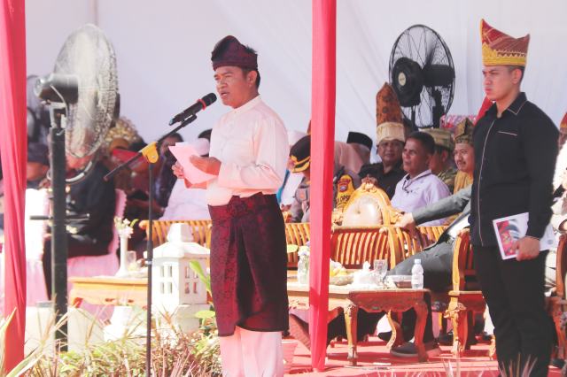 Penjabat (Pj) Gubernur Sumatera Utara (Sumut) Hassanudin sebagai Pembina Upacara Hari Guru Nasional Tahun 2023 Provinsi Sumatera Utara di Lapangan Merdeka Binjai, Jalan Sudirman Kelurahan Tangsi Kecamatan Binjai, Kota Binjai, Senin (27/11/2023). Foto/ Dinas Kominfo Sumut