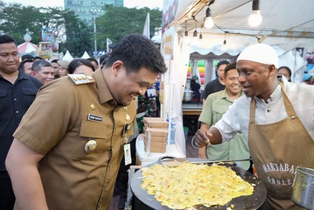 Wali Kota Medan Bobby Nasution mengunjungi stand Festival Kuliner 2023 di Lapangan Benteng, Selasa (28/11/2023).