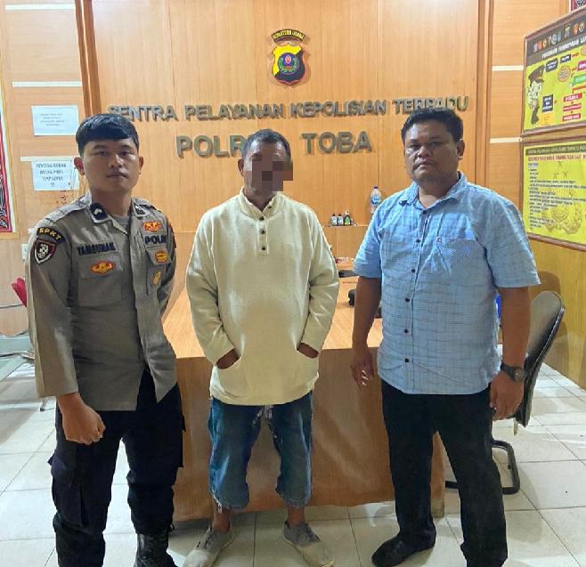 Pelaku penista agama dan ujaran kebencian yang viral di medsos (tengah) diamankan petugas kepolisian Polres Toba.
