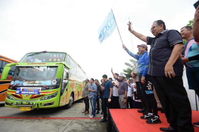 Pj Gubernur Sumut Hassanudin bersama Forkopimda Provinsi Sumut melepas keberangkatan Mudik Gratis Nataru Tahun 2023/2024 di Terminal Amplas Jalan Panglima Denai, Kota Medan. Sabtu (23/12/2023). Foto/Diskominfo Sumut