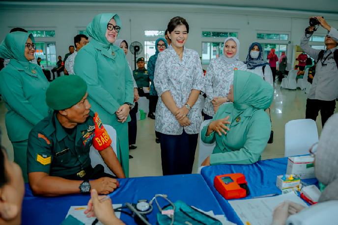 Ketua Yayasan Kanker Indonesia (YKI) Cabang Kota Medan Kahiyang Ayu M Bobby Afif Nasution meninjau pelaksanaan Bakti Sosial Donor Darah di Lapangan Yonzipur I/DD Jalan Kapten Muslim, Rabu (20/12/2023).