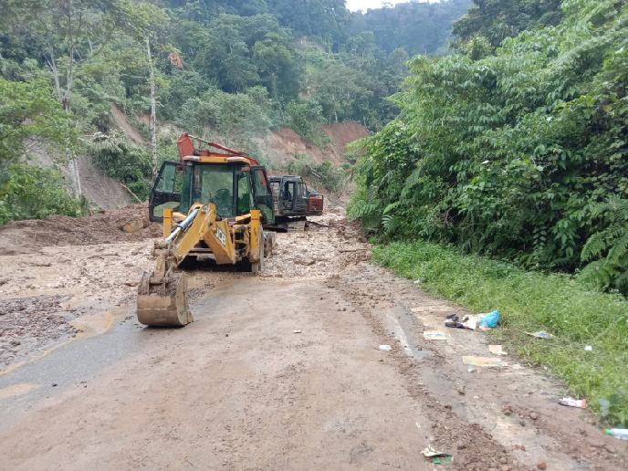 Eksavator berhenti sementara akibat terjadi longsor susulan di jalan Provinsi Jembatan Merah - Simpang Gambir.