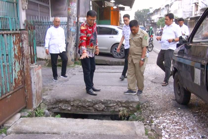 Ketua DPRD Kota Medan Hasyim SE, didampingi Agus Setiawan dan pihak SDABMBK saat meninjau parit di Jl Rahmadsyah.