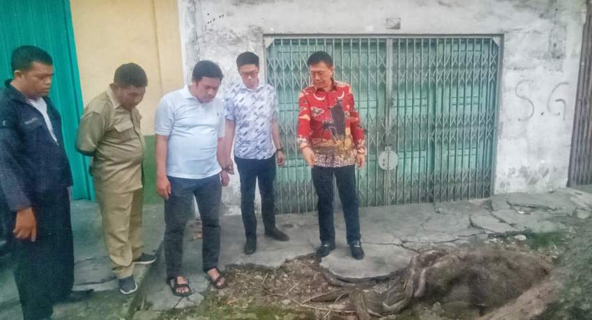 Ketua DPRD Kota Medan Hasyim SE, didampingi Agus Setiawan dan pihak SDABMBK saat meninjau pohon yang merusak rumah warga di Jl Thamrin.