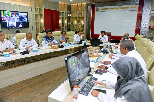 Pj Gubernur Sumut Hassanudin mengikuti Rapat Koordinasi Pengendalian Inflasi Tahun 2024 yang diselenggarakan oleh Kementerian Dalam Negeri RI secara virtual dari Ruangan Sumut Smart Province, lantai 6, Kantor Gubernur Sumut, Jalan Diponegoro No 30, Medan, Rabu (3/1/2024). Foto/Diskominfo Sumut