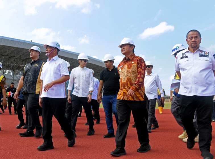 Pj Gubernur Sumut Hassanudin mendampingi Menteri Koordinator Bidang Pembangunan Manusia dan Kebudayaan RI Muhadjir Effendy dan Menteri Pemuda dan Olahraga RI Dito Ariotedjo meninjau Progress Pembangunan Sumut Sport Centre di Desa Sena, Kecamatan Batangkuis, Kabupaten Deliserdang, Jum'at (16/2/2024).