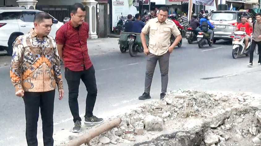 Wakil Ketua DPRD Medan saat meninjau jembatan ambruk di Jl Raya Menteng simpang Gg Budi, Kelurahan Binjai, Kecamatan Medan Denai, Medan.