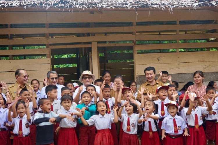 Dirut Bank Sumut bersama Pejabat Pemerintah Kabupaten Nias dan siswa/i SDN 078518 Nias.