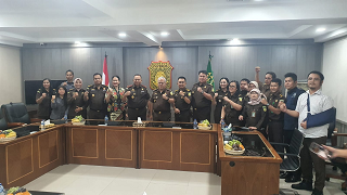 Untitled Sertijab Kapuspenkum Kejaksaan Agung RI , Dr Ketut Sumedana SH MH, yang dilantik menjadi Kajati Bali, menyerahkan tugas estafet kepemimpinan Puspenkum Kejaksaan Agung RI kepada Harli Siregar SH MH yang merupakan mantan Kajati Papua Barat.(ist)