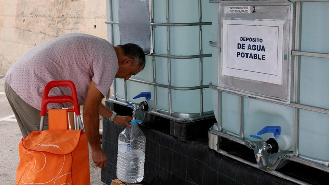 10 Spanyol Dilanda Kekeringan Parah, Warga Antre Air Kemasan