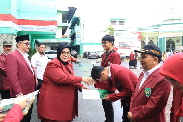 Rektor UISU Prof. Dr. Safrida, SE, M.Si bersama Ketua Umum Pengurus Yayasan UISU Ir. Indra Gunawan, MP menyerahkan penghargaan kepada mahasiswa yang memenangkan hibah Program Kreativitas Mahasiswa (PKM) dan Program Pembinaan Mahasiswa Wirausaha (P2MW) 2024 usai Upacara 17 Agustus 2024 di Halaman Parkir Kampus UISU SM Raja Medan, Sabtu (17/8/2024).