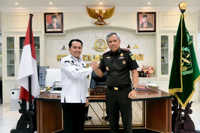 20240823_230134_resize_61 Pj Gubernur Sumut Agus Fatoni bersilaturrahmi dengan Kepala Kejaksaan Tinggi Sumut, Idianto di Kantor Kejaksaan Tinggi Sumut, Jalan AH Nasution, Medan, Rabu (21/8/2024). Foto/Diskominfo Sumut