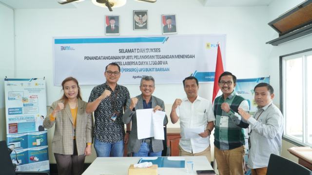 Manager PLN UP3 Bukit Barisan, Ramses Hutajulu (tiga dari kiri) melakukan penandatanganan SPJBTL dengan Hotel Labersa yang di wakilkan oleh Harangan Hutahaean (tiga dari kanan).