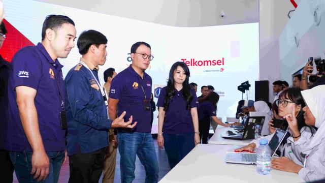 Para peserta program "Terampil di Awan" memamerkan kreativitas mereka melalui website showcase yang menginspirasi. Dari budidaya telur asin, perjalanan inspiratif seorang seniman, hingga tips dan trik merawat kucing, setiap proyek mencerminkan solusi inovatif dan keahlian digital yang dikembangkan selama pelatihan.