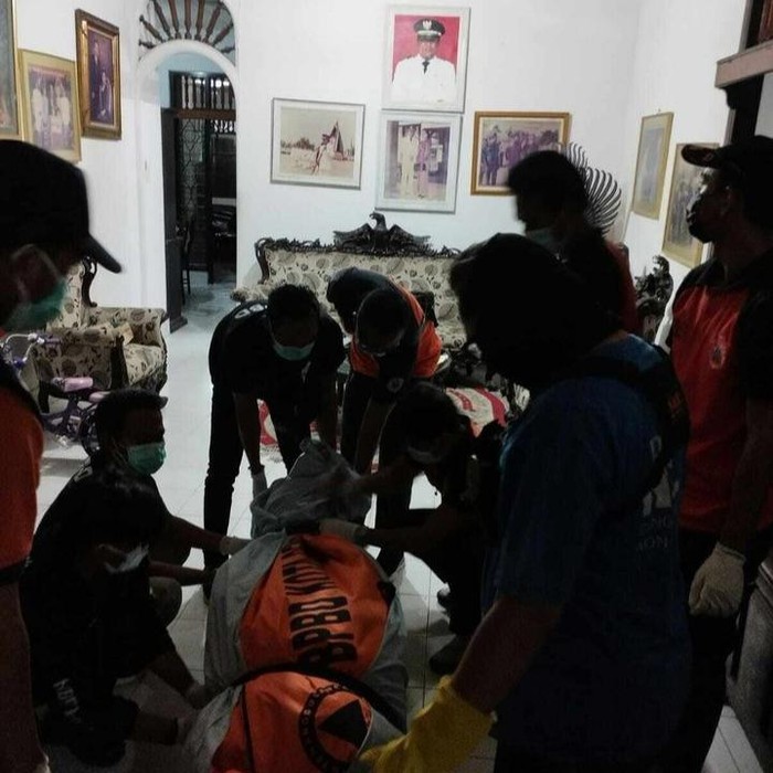 Evakuasi Mayat Hengky enggan membeberkan siapa yang meninggal lebih dahulu di antara kedua korban. Dia meminta menunggu hasil autopsi agar tidak menghasilkan asumsi liar.