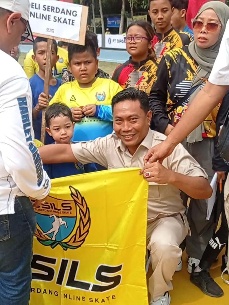 Bakal Calon (Balon) Wakil Bupati Deliserdang Lom Lom Suwondo saat meninjau kesiapan para atlet Sepatu Roda Deliserdang (Deli Serdang Inline Skate atau DSILS), Jumat pagi (09/08/2024).