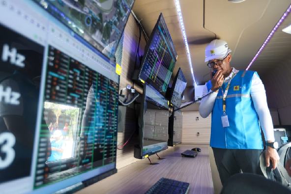 Direktur Utama PLN, Darmawan Prasodjo ketika memastikan langsung keandalan sistem kelistrikan di IKN melalui scada mobile.