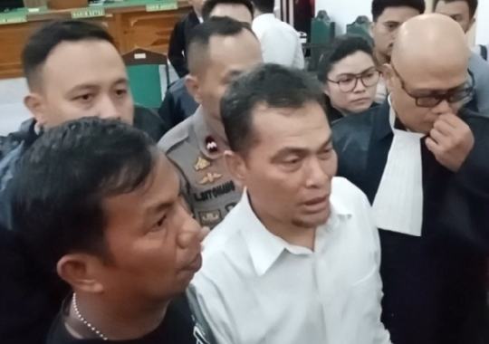 Mantan Kadinkes Sumut, Alwi Mujahit Hasibuan (baju putih) usai menjalani sidang pembacaan putusan di Pengadilan Tipikor Medan, Jumat (16/8/2024). Foto/ist
