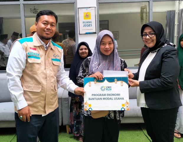Manager PLN UP3 Padangsidimpuan, Yessi Indra (kanan) bersama Ketua YBM PLN UP3 Padangsidimpuan, Wiwin Sapta Prabudi (kiri) menyerahkan bantuan modal usaha kepada keluarga prasejahtera.