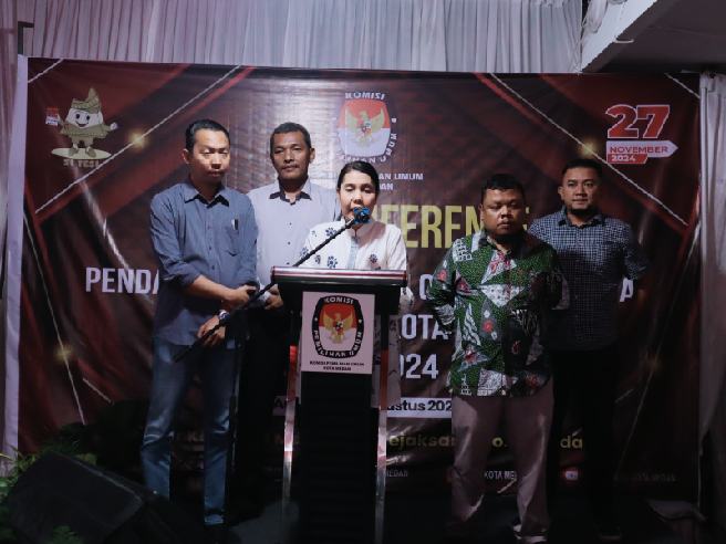 Ketua Komisi Pemilihan Umum (KPU) Medan, Mutia Atiqah bersama para komisioner.