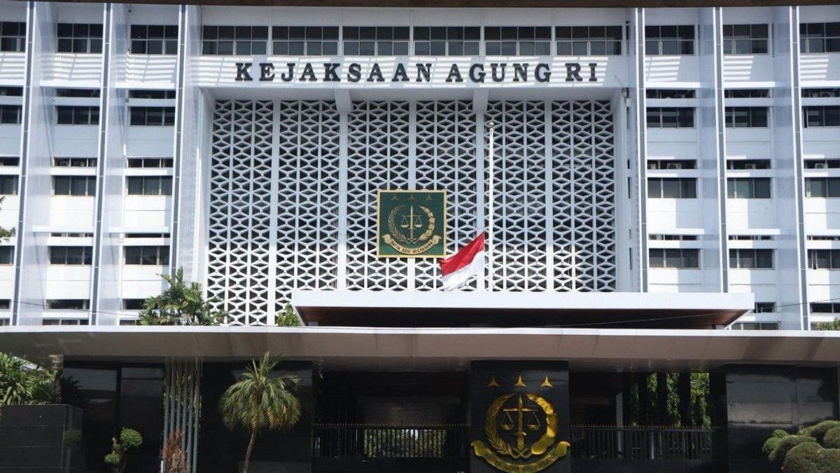 Kejagung Empat orang jaksa yang dinyatakan lulus tes tertulis capim KPK, yakni Andi Herman selaku Sekretaris Jaksa Agung Muda Tindak Pidana Khusus, Fitroh Rohcahyanto selaku mantan Direktur Penuntutan KPK, Harli Siregar selaku Kapuspenkum Kejagung, dan Sugeng Purnomo selaku Deputi Bidang Koordinasi Hukum dan HAM Kemenkopolhukam.