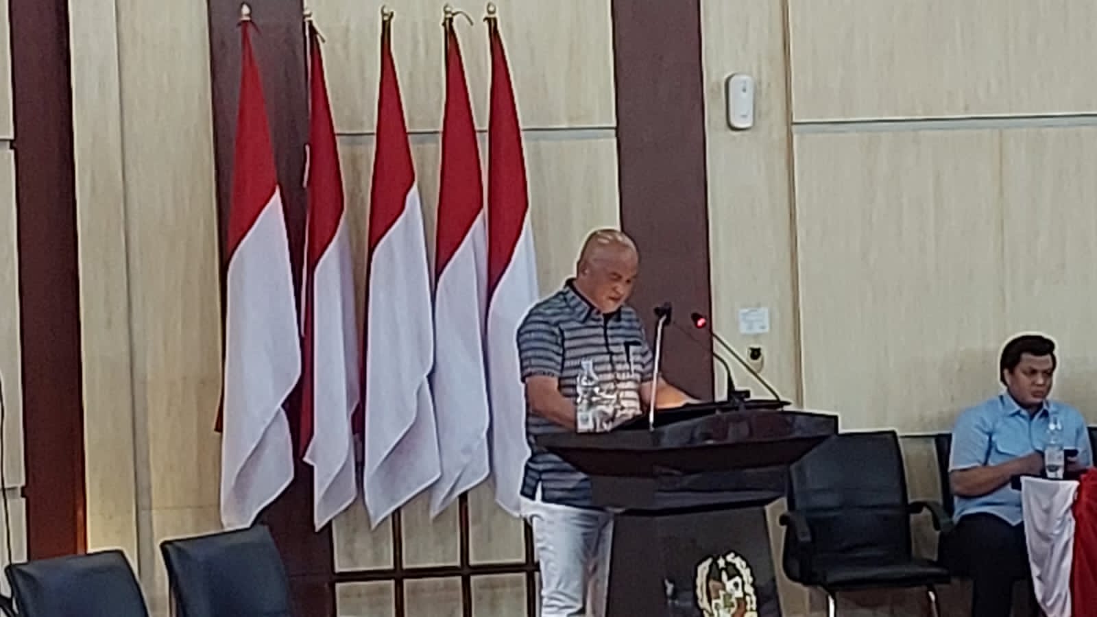Robi Barus menyampaikan kritik dalam pengesahan APBD Pemko Medan 2025. (www.kitamedan.com/ist)