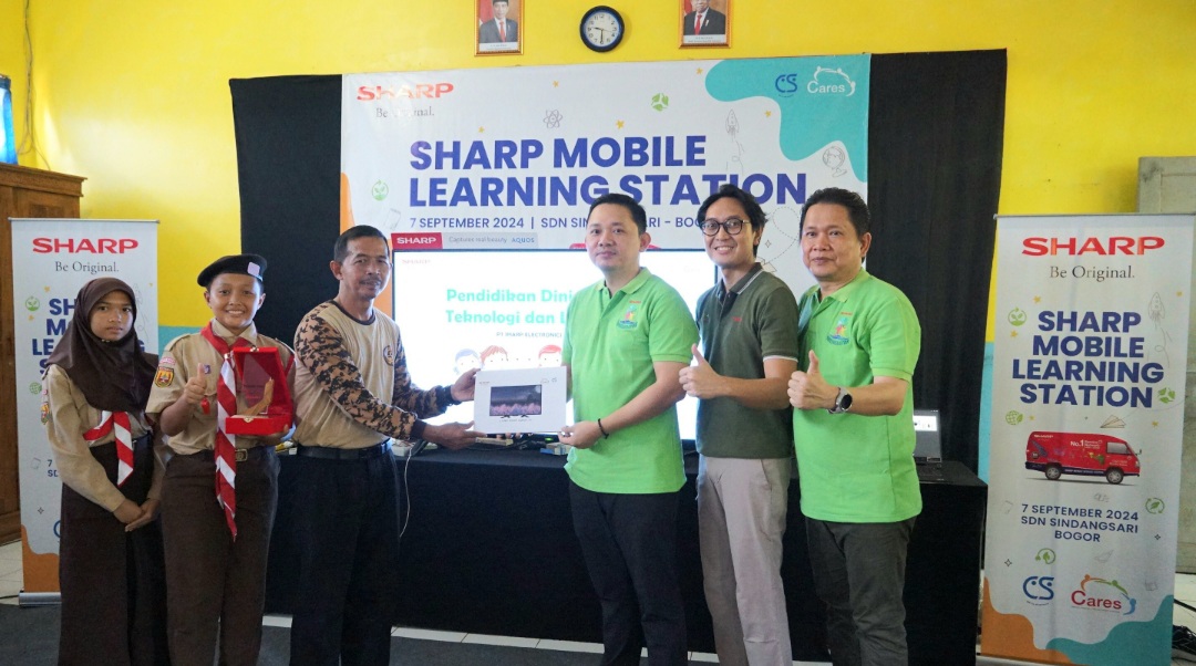 Perwakilan Sharp  menyerahakan 1 unit TV smart TV dan plakat kepada sekolah SDN Sindangsari, Bogor