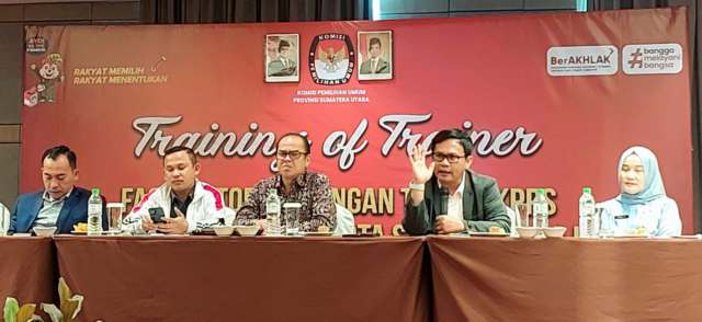 Ketua KPU Sumut Agus Arifin membuka kegiatan dengan narasumber Kordiv Teknis Raja Ahab dan Kordiv Logistik Kotaris Banurea dan Komisioner KPU Sumut Robby Efendy di Hotel Grand City Hall, kota Medan, Jumat (25/10/2024).