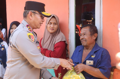 Cooling System, Kapolda Bengkulu Serahkan Bantuan Sosial ke Masyarakat Kota Bengkulu yang Kurang Mampu