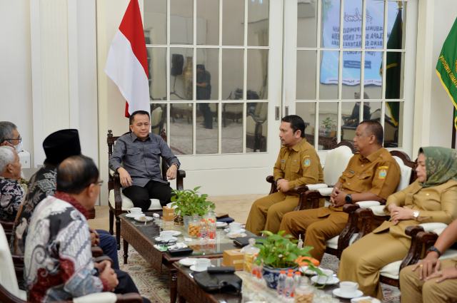 20241106_070422_resize_66 Pj Gubernur Sumatera Utara (Sumut) Agus Fatoni menerima audiensi Gabungan Pengusaha Kelapa Sawit Indonesia (GAPKI) Sumut di Rumah Dinas Gubernur Sumut Jalan Sudirman Kota Medan, Selasa (5/11/2024). Foto/Diskominfo Sumut