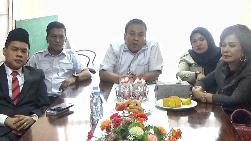 Fraksi Gerindra DPRD Medan, kiri ke kanan, Andreas Pandapotan Purba SAk, Fauzi, Zulkarnaen, Tia Ayu Anggraini SKom MH, Dame Duma Sari Hutagalung.