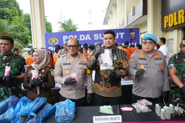 Wali Kota Medan Bobby Nasution menunjukkan barang bukti narkoba dari hasil kejahatan yang disita Polrestabes Medan, Kamis (23/1/2025)