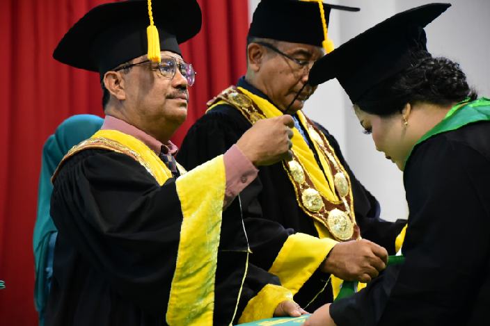 Rektor Unimed, Prof. Dr. Baharuddin, ST., M.Pd melantik seorang lulusan pada wisuda periode Februari 2025, yang berlangsung selama tiga hari, mulai 19 hingga 21 Februari 2025 di Gedung Auditorium Unimed.