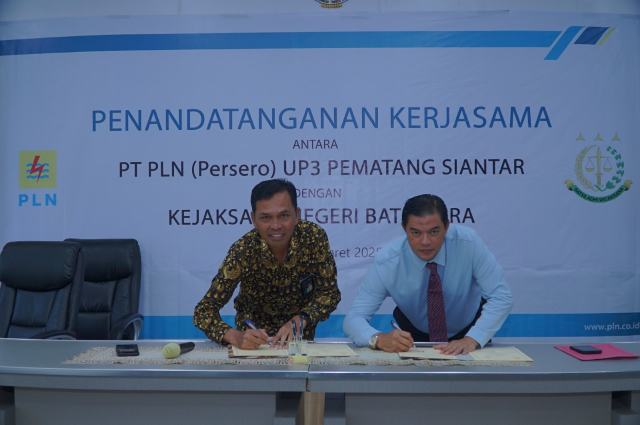 Penandatangan Perjanjian Kerja Sama oleh Manager PLN UP3 Pematangsiantar, Ramses Manalu (kiri) Bersama Kepala Kejaksaan Negeri Batubara, Diky Oktavia, SH, M.Hum.,(kanan).