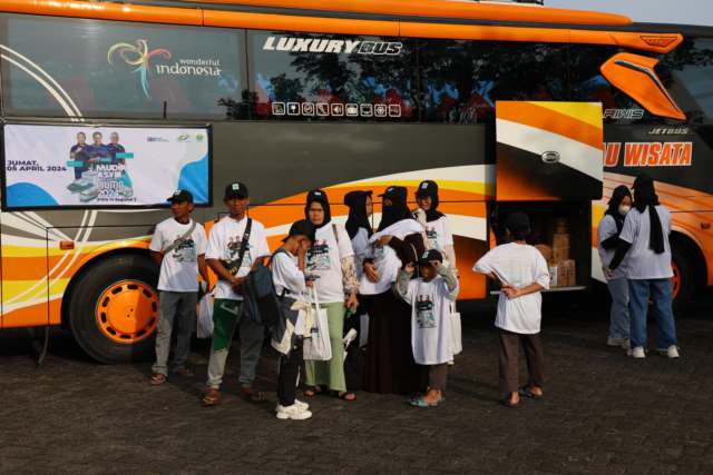 BUS GRATIS-Holding Perkebunan Nusantara III (Persero) melalui sub holding PTPN IV PalmCo telah menyiapkan sedikitnya 23 armada bus gratis untuk melayani lebih dari 900 pemudik jelang perayaan Idulfitri 1446 Hijriah tahun 2025 ini. Foto/medandaily.com/ist