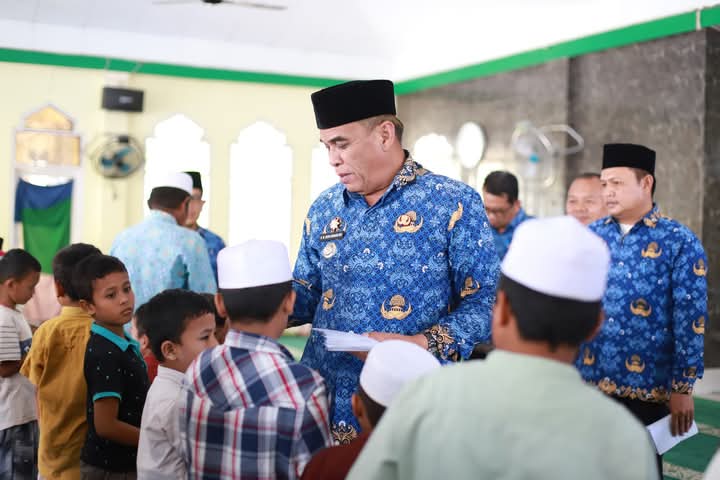 Bupati Madina bersama anak yatim piatu.