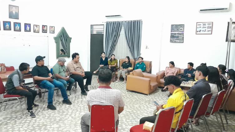Para pimpinan BEM Fakultas UDA saat menyampaikan.pernyataan sikap terkait kondisi UDA saat ini. Foto/Medandaily.com/ist