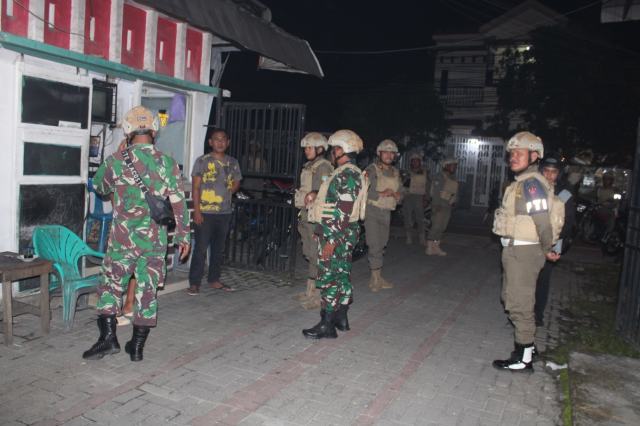 Satuan Polisi Pamong Praja (Satpol PP) Provinsi Sumatera Utara (Sumut) melakukan kegiatan patroli pengamanan dan ketertiban di sejumlah perumahan masyarakat yang kosong, saat melaksanakan mudik Lebaran Idulfitri 1446 Hijriah, khususnya pada wilayah Kota Medan dan Kabupaten Deliserdang. Foto/Diskominfo Sumut