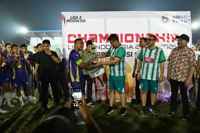 Gubernur Sumatera Utara, Muhammad Bobby Afif Nasution menyerahkan piala juara pertama Liga 4 zona Sumut, kepada Klub Victory Dairi usai menang 1-0 dari Persatuan Sepakbola (PS) Kwarta Deliserdang di Lapangan Stadion Mini Jalan Williem Iskandar, Deliserdang, Senin (7/4/2025). Foto/Diskominfo Sumut