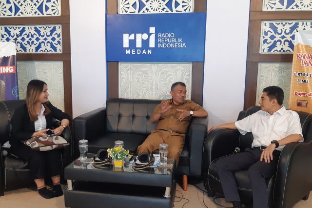 Asisten Pemerintahan dan Kesejahteraan Rakyat, Basarin Yunus Tanjung mewakili Gubernur Sumut Bobby Afif Nasution pada Dialog Aspirasi Sumut bertema ‘Refleksi 77 Tahun Sumut dan Tantangan Menuju Indonesia Emas 2045’ yang diselenggarakan oleh Radio Republik Indonesia (RRI) Medan, Senin (14/4/2025). Foto/Diskominfo Sumut
