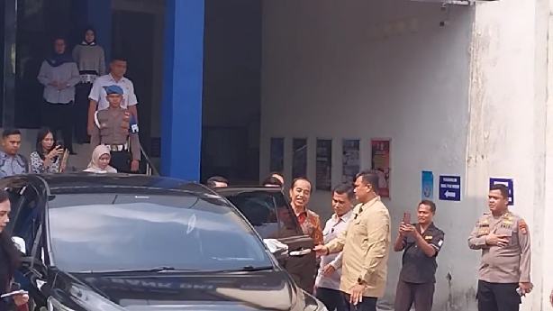 Presiden ke-7 RI Joko Widodo (batik tengah) melaporkan soal tudingan ijazah palsu ke Polda Metro Jaya, Rabu (30/4/2025). Foto/tangkapan layar