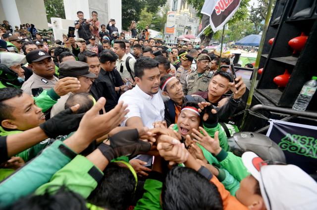 20250521_073640_resize_61 Gubernur Sumut Muhammad Bobby Afif Nasution menemui dan mendengarkan keluhan para driver ojek online (Ojol) roda dua, yang melakukan unjuk rasa di depan Kantor Gubernur Sumut, Jalan Diponegoro 30 Medan, Selasa (20/5/2025). Gabungan Ojek Roda Dua Medan Sekitar (GODAMS) yang menggelar ‘Aksi Damai 205’ memprotes kebijakan aplikator yang dianggap merugikan para driver online. Foto/Diskominfo Sumut