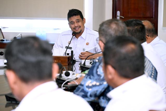 20250522_091302_resize_13 Gubernur Sumut Bobby Nasution memimpin Rapat Produksi dan Hilirisasi Komoditas Jeruk bersama Kabupaten Karo, Simalungun, Pakpak Bharat dan Dairi di Ruang Rapat Gubernur Sumut, lantai 10 Kantor Gubernur Sumut, Jalan Diponegoro No. 30, Medan, Rabu (21/5/2025). Foto/Diskominfo Sumut