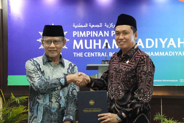 IMG-20250528-WA0001_resize_29 Ketua KPPU, M. Fanshurullah Asa, dan Ketua Umum PP Muhammadiyah, Prof. Dr. Haedar Nashir, melakukan penandatanganan Nota Kesepahaman (MoU) yang dilaksanakan di Kantor PP Muhammadiyah Yogyakarta, Selasa (27/5/2025).