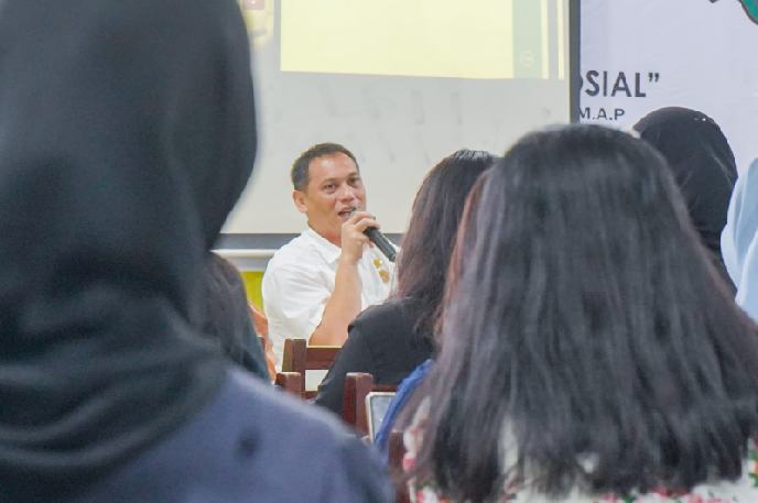 IMG-20250529-WA0031_resize_31 Kepala Dinas Komunikasi dan Informatika Kota Medan, Arrahmaan Pane, saat menjadi narasumber dalam seminar yang merupakan salah satu rangkaian kegiatan "2025 Youthpreneur Excellency" Fakultas Ekonomi Bisnis Universitas Harapan Medan, Rabu (28/5/2025).