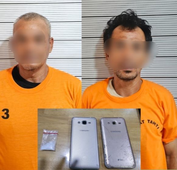 Dua pengedar Sabu di Desa Tanjung Gusta saat memakai baju tahanan beserta barang bukti kejahatan, Senin (19/5/2025).