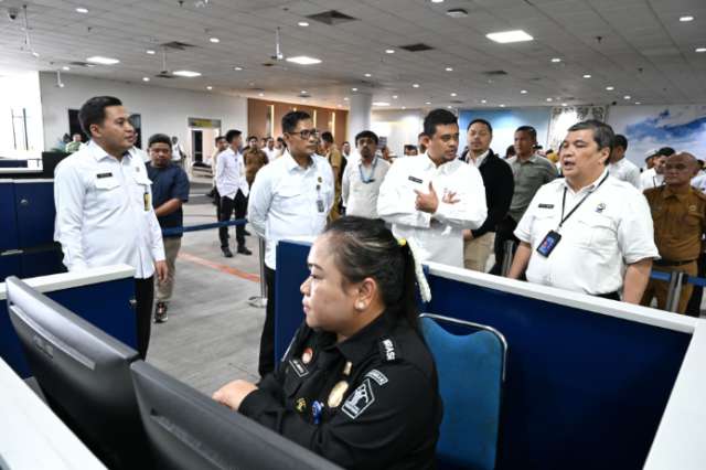 Gubernur Sumatera Utara (Sumut) Bobby Afif Nasution, meninjau autogate, PMI Lounge dan VIP Bandara Kualanamu di Terminal A Bandara Kualanamu, Senin (19/5/2025).