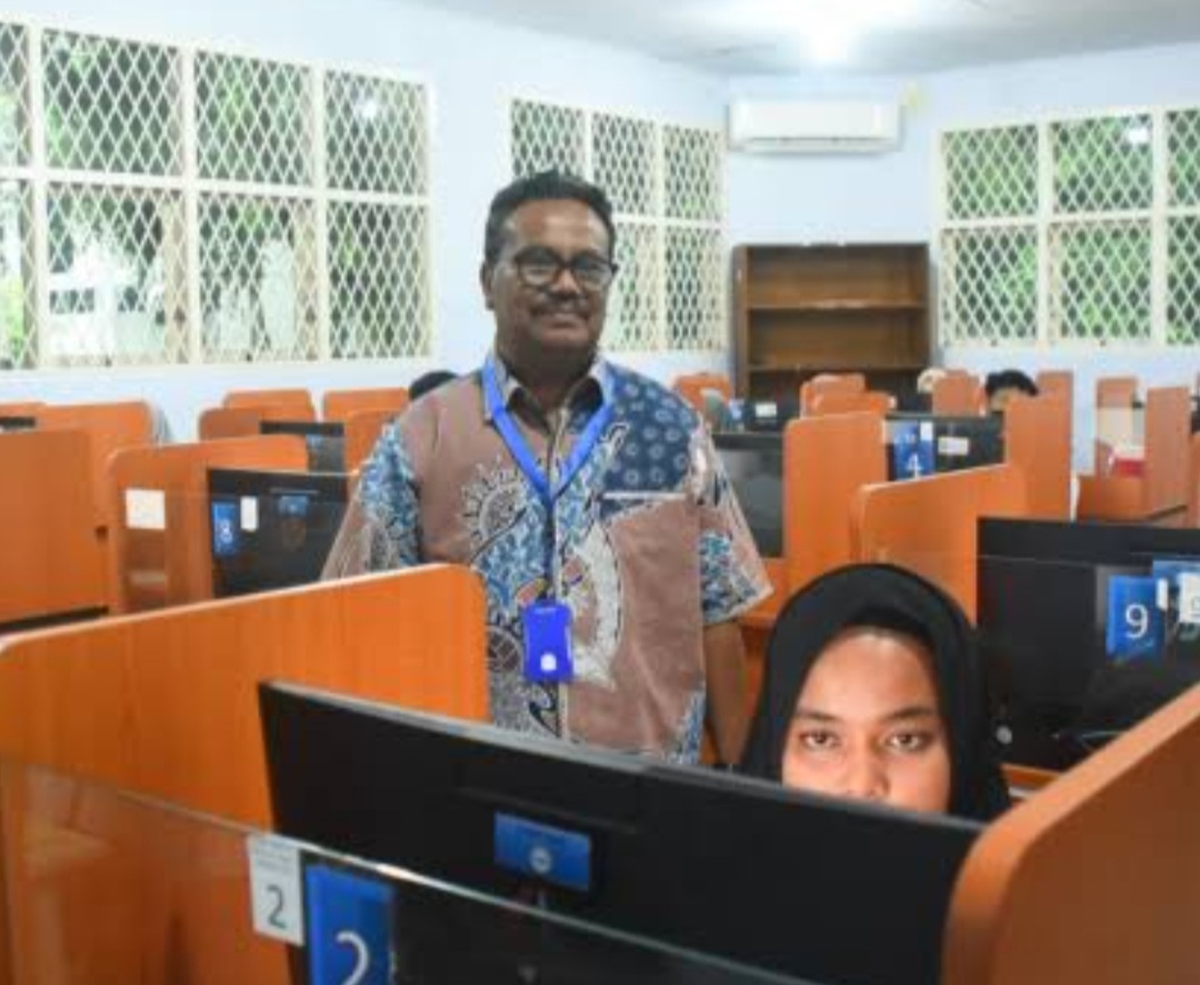 Screenshot_20250528-190333_Google Rektor Unimed Prof. Baharuddin saat memantau pelaksanaan UTBK SNBT 2025 (dok)