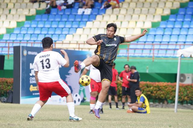 20250621_134721_resize_5 Salah satu pemain MSJC (kanan) mencoba melewati pemain Tim Wartawan Polrestabes Medan.